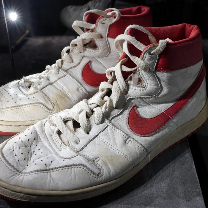 Đôi giày huyền thoại của Michael Jordan đạt kỷ lục đấu giá, thu về 34 tỷ đồng - Ảnh 2.
