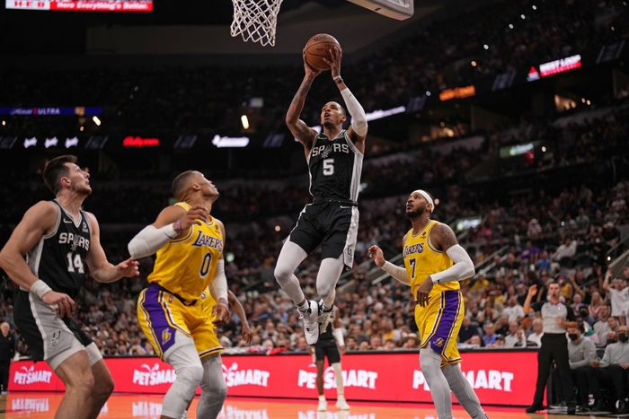 LeBron James chấn thương, Los Angeles Lakers nhọc nhằn vượt qua San Antonio Spurs ở hiệp phụ - Ảnh 1.