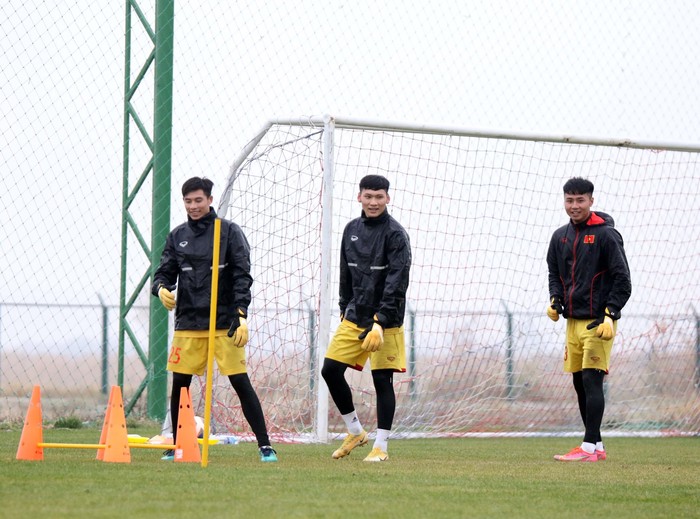 U23 Việt Nam đội mưa buốt tập luyện trong ngày Kyrgyzstan lạnh đột ngột - Ảnh 6.