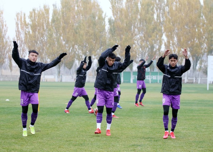 U23 Việt Nam đội mưa buốt tập luyện trong ngày Kyrgyzstan lạnh đột ngột - Ảnh 3.