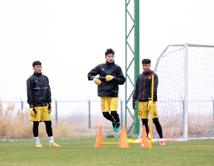 U23 Việt Nam đội mưa buốt tập luyện trong ngày Kyrgyzstan lạnh đột ngột - Ảnh 14.