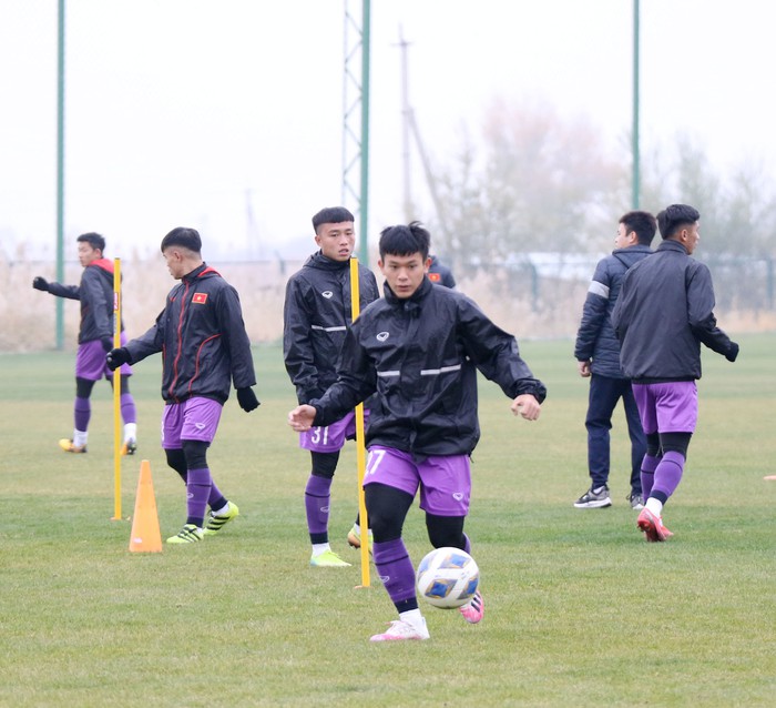 U23 Việt Nam đội mưa buốt tập luyện trong ngày Kyrgyzstan lạnh đột ngột - Ảnh 2.