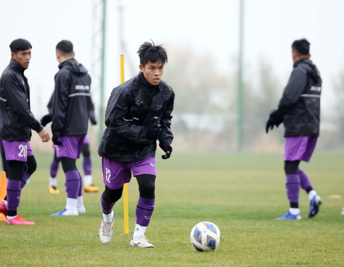 U23 Việt Nam đội mưa buốt tập luyện trong ngày Kyrgyzstan lạnh đột ngột - Ảnh 8.