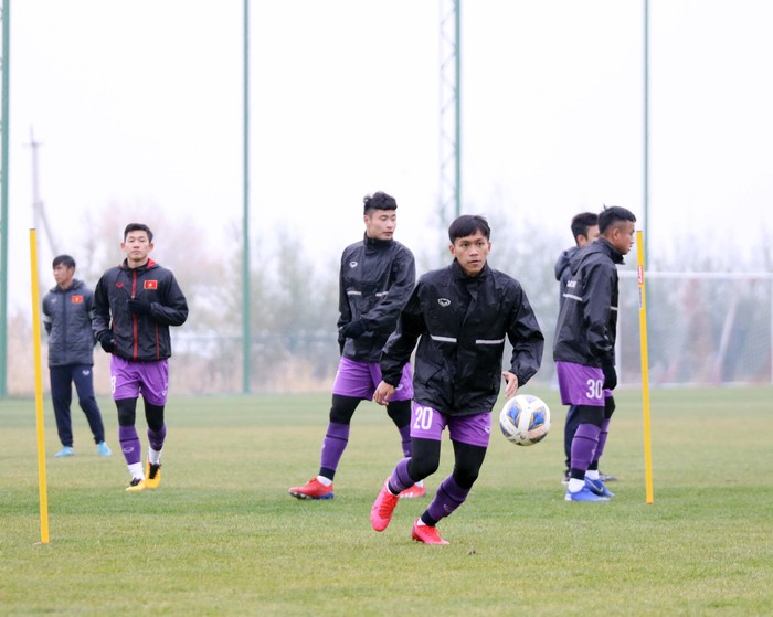 U23 Việt Nam đội mưa buốt tập luyện trong ngày Kyrgyzstan lạnh đột ngột - Ảnh 15.