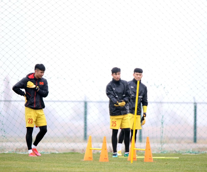 U23 Việt Nam hăng say tập luyện trong mưa buốt - Ảnh 13.