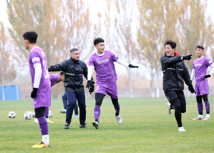 U23 Việt Nam đội mưa buốt tập luyện trong ngày Kyrgyzstan lạnh đột ngột - Ảnh 4.