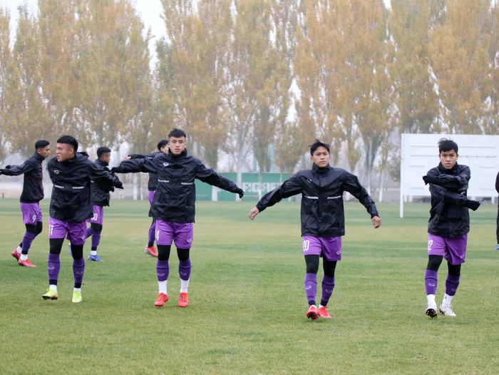 U23 Việt Nam đội mưa buốt tập luyện trong ngày Kyrgyzstan lạnh đột ngột - Ảnh 1.