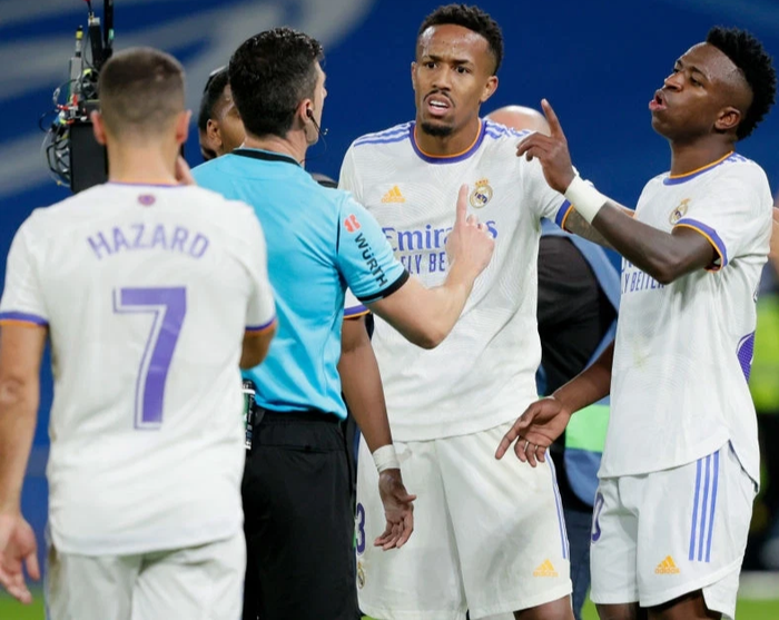 3 cầu thủ Real Madrid vây ráp đòi thêm phút bù giờ, trọng tài mỉa một câu cực thâm - Ảnh 2.