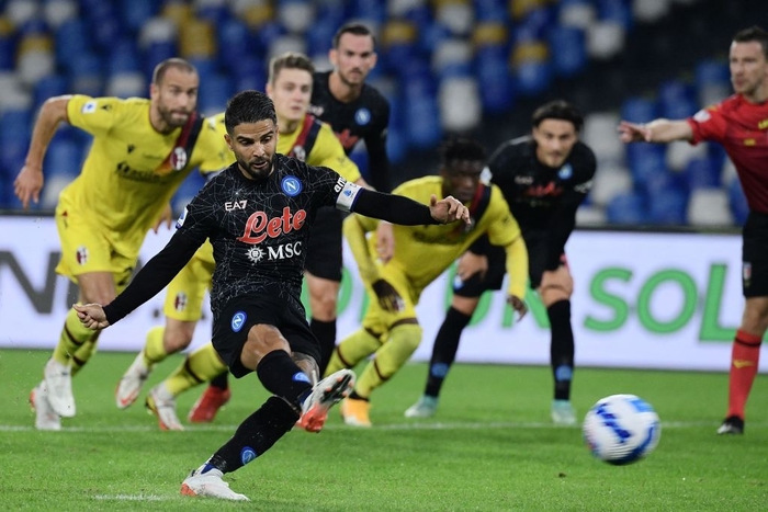 Napoli đại thắng trở lại ngôi đầu bảng Serie A - Ảnh 9.