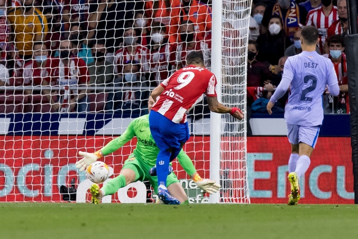 Suarez rực sáng đẩy Barcelona chìm sâu vào khủng hoảng - Ảnh 4.