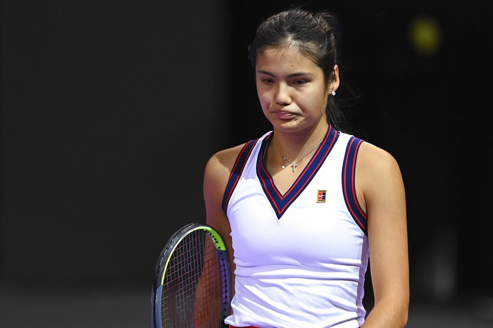 Nữ tay vợt tuổi teen Raducanu bất ngờ gây thất vọng tràn trề khi thua sấp mặt trước đối thủ cùng trang lứa - Ảnh 1.