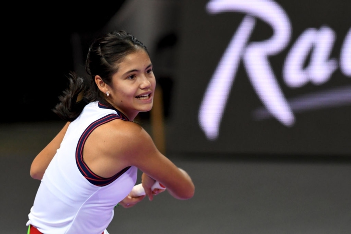 Nữ tay vợt tuổi teen Raducanu bất ngờ gây thất vọng tràn trề khi thua sấp mặt trước đối thủ cùng trang lứa - Ảnh 5.