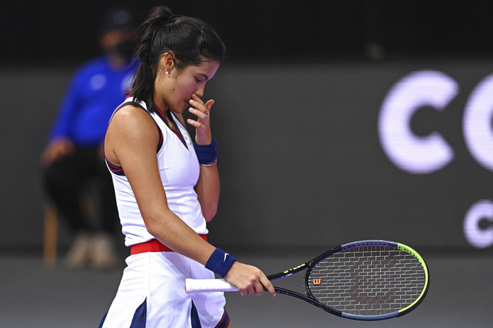 Nữ tay vợt tuổi teen Raducanu bất ngờ gây thất vọng tràn trề khi thua sấp mặt trước đối thủ cùng trang lứa - Ảnh 2.