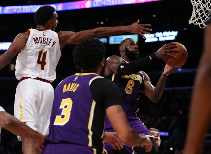 Carmelo Anthony thả 3 điểm như ném tập, Los Angeles Lakers giành chiến thắng thuyết phục trước Cleveland Cavaliers - Ảnh 1.