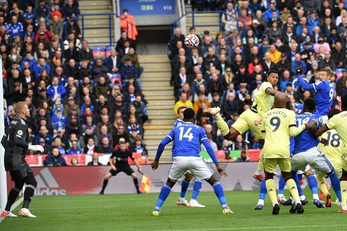 Ramsdale rực sáng giúp Arsenal đánh bại Leicester 2 bàn không gỡ - Ảnh 2.