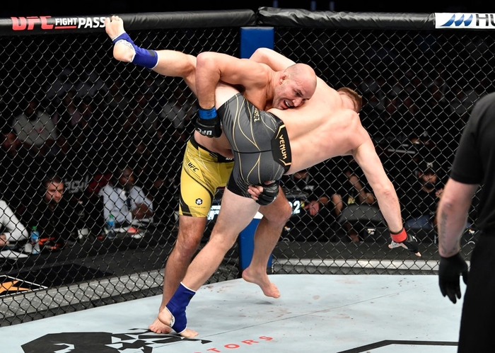 Hai trận tranh đai tại UFC 267: Glover Teixeira lên ngôi ở tuổi 42, Petr Yan đánh bại Cory Sandhagen trong trận đại chiến - Ảnh 2.