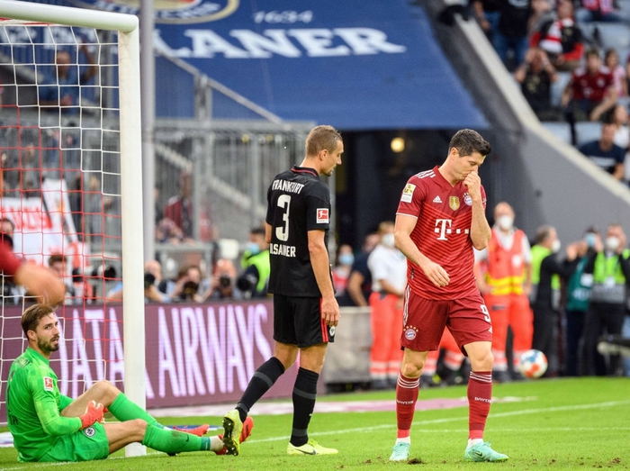 Thủ môn nam thần hóa siêu nhân khiến Bayern thua không thể tin nổi ngay trên sân nhà - Ảnh 8.