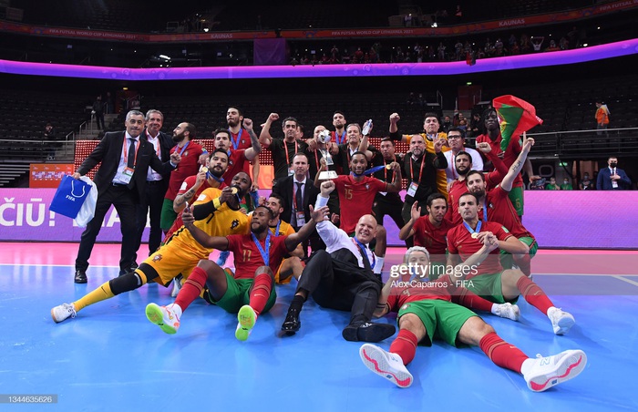 Chùm ảnh: Hai cảm xúc trái ngược trong trận chung kết Futsal World Cup 2021 - Ảnh 1.