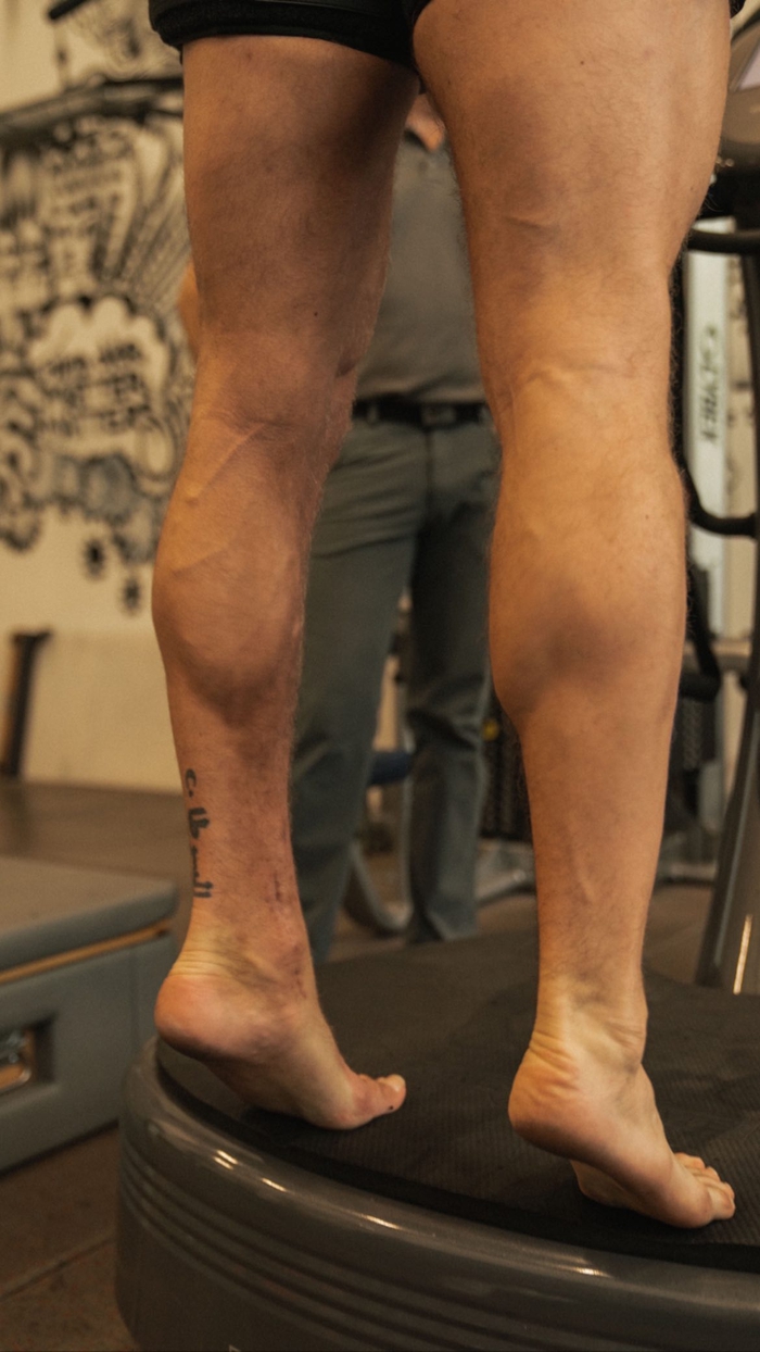 Conor McGregor hồi phục nhanh chóng, đã có thể tập bài nhún chân - Ảnh 2.
