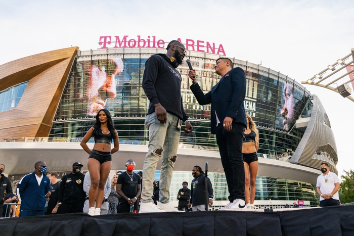 Tyson Fury cùng Deontay Wilder gây chú ý khi đổ bộ xuống Las Vegas, đồng loạt khẳng định sẽ knock-out đối thủ - Ảnh 4.