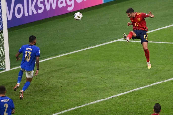 Thi đấu hơn người, Tây Ban Nha vượt qua Italia với tỉ số sát nút - Ảnh 5.