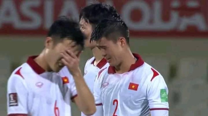 Chứng kiến cầu thủ Việt Nam bật khóc sau thất bại đáng tiếc, báo Trung Quốc: Cảnh tượng thật hiếm gặp - Ảnh 3.