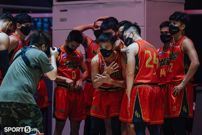 Không thể trao nhẫn tại CIS, đây là cách Saigon Heat ăn mừng chức vô địch mùa 2020 tại VBA-NTU Arena - Ảnh 5.