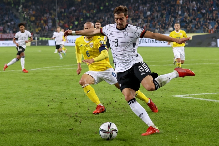 Con trai cựu huyền thoại Real Madrid ghi bàn giúp Romania vượt qua Đức với tỉ số tối thiểu - Ảnh 4.