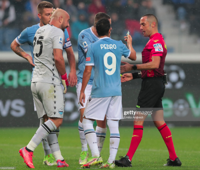 Thủ môn kỳ cựu Reina gục xuống sân vì bị fan Atalanta ném bật lửa trúng đầu - Ảnh 3.