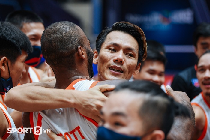 Tô Quang Trung trọn vẹn niềm vui trong sinh nhật tuổi 37 sau màn lội ngược dòng đầy cảm xúc của Danang Dragons trước Hanoi Buffaloes - Ảnh 3.