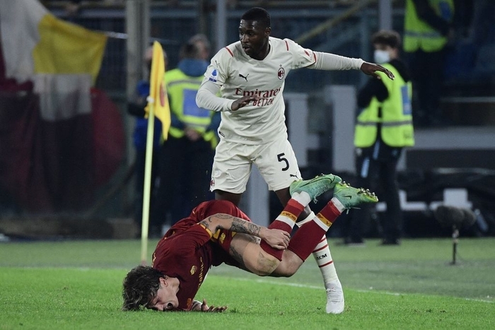 Roma gặp quá nhiều khó khăn để ghi bàn vào lưới Milan dù chơi hơn người
