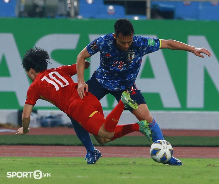 Công Phượng bất lực trước ngôi sao Arsenal ở trận Việt Nam thua Nhật Bản - Ảnh 4.