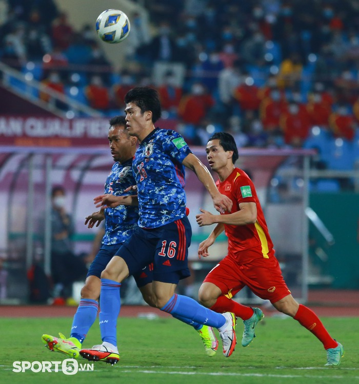 Công Phượng bất lực trước ngôi sao Arsenal ở trận Việt Nam thua Nhật Bản - Ảnh 2.
