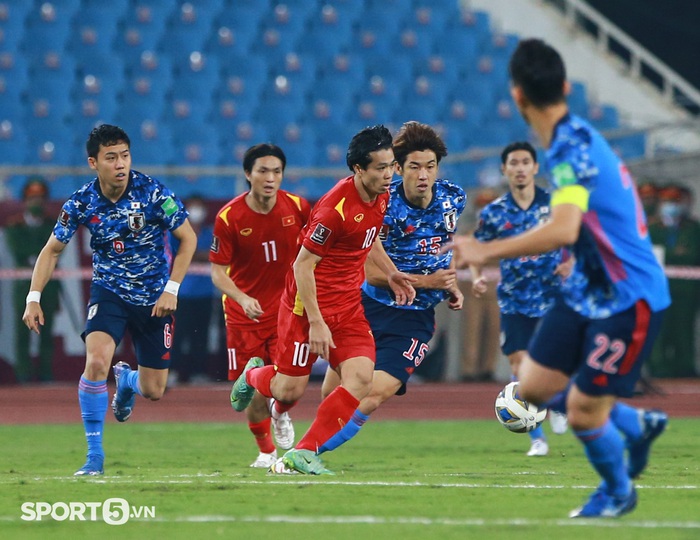 Công Phượng bất lực trước ngôi sao Arsenal ở trận Việt Nam thua Nhật Bản - Ảnh 1.