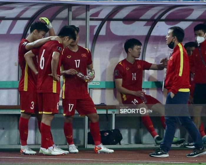 Thầy Park đơn độc, tuyển thủ Việt Nam buồn bã sau trận thua ĐT Nhật Bản - Ảnh 10.
