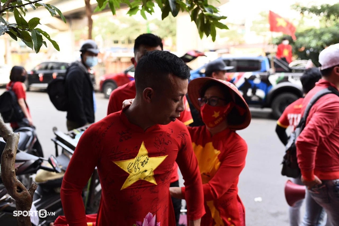 CĐV Việt Nam mang cờ đỏ nô nức đến sân Mỹ Đình cổ vũ ĐT Việt Nam đấu ĐT Nhật Bản - Ảnh 6.