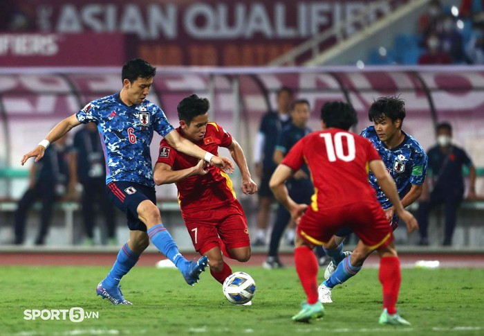 Trực tiếp Việt Nam 0-1 Nhật Bản (H2): Chúng ta thoát khỏi bàn thua sau màn check VAR căng như dây đàn!!! - Ảnh 2.