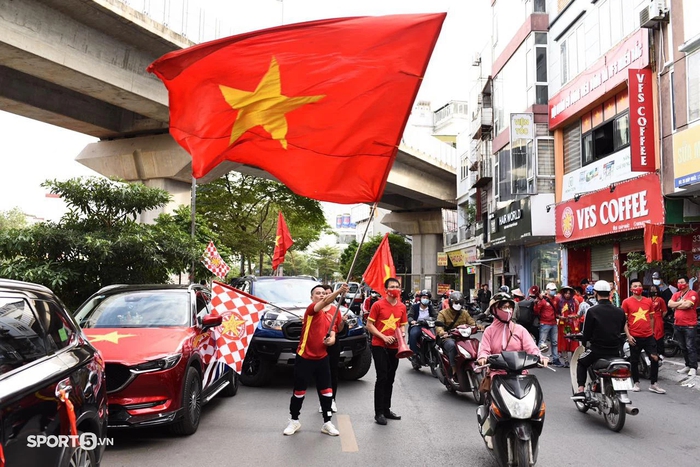 CĐV Việt Nam mang cờ đỏ nô nức đến sân Mỹ Đình cổ vũ ĐT Việt Nam đấu ĐT Nhật Bản - Ảnh 2.