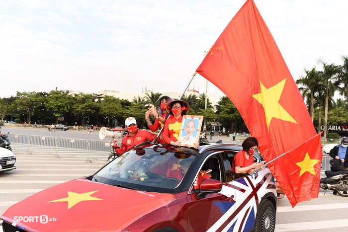 CĐV Việt Nam mang cờ đỏ nô nức đến sân Mỹ Đình cổ vũ ĐT Việt Nam đấu ĐT Nhật Bản - Ảnh 1.