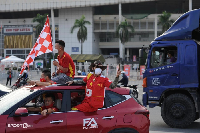 CĐV Việt Nam mang cờ đỏ nô nức đến sân Mỹ Đình cổ vũ ĐT Việt Nam đấu ĐT Nhật Bản - Ảnh 11.