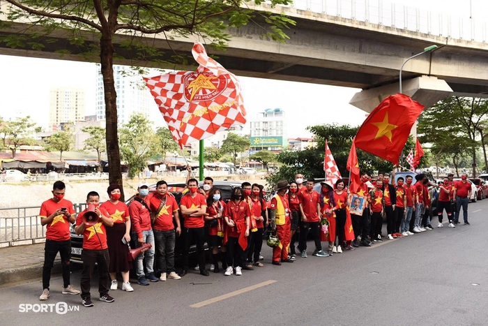 CĐV Việt Nam mang cờ đỏ nô nức đến sân Mỹ Đình cổ vũ ĐT Việt Nam đấu ĐT Nhật Bản - Ảnh 3.
