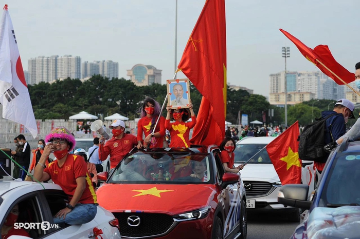 CĐV Việt Nam mang cờ đỏ nô nức đến sân Mỹ Đình cổ vũ ĐT Việt Nam đấu ĐT Nhật Bản - Ảnh 10.