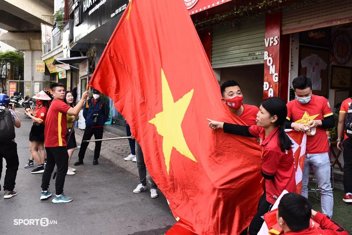CĐV Việt Nam mang cờ đỏ nô nức đến sân Mỹ Đình cổ vũ ĐT Việt Nam đấu ĐT Nhật Bản - Ảnh 4.
