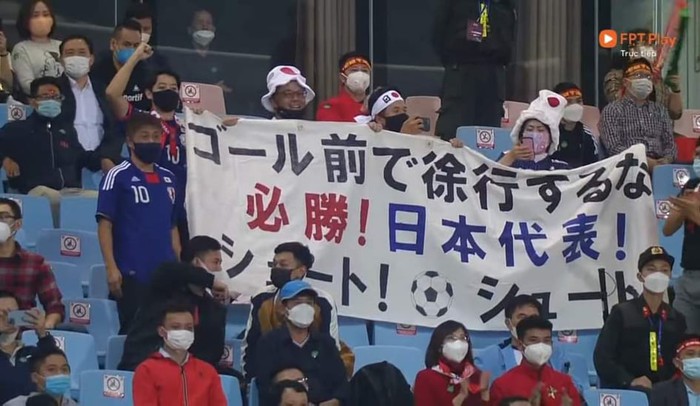 Hàng công phập phù, fan Nhật Bản mang cả băng rôn vào sân Mỹ Đình để bày tỏ sự thất vọng - Ảnh 1.