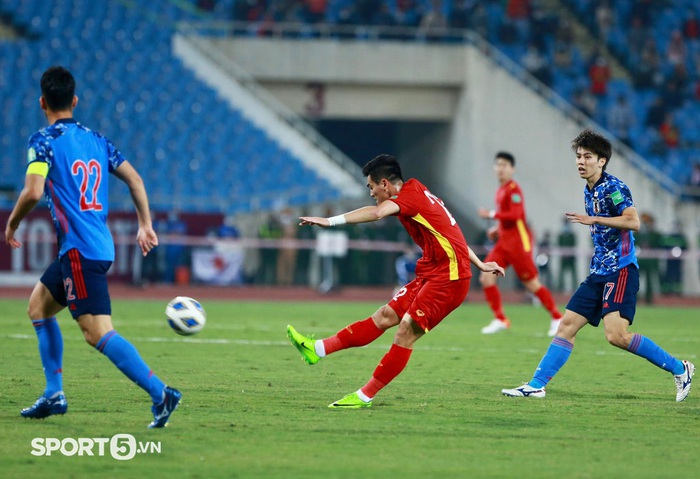 Trực tiếp Việt Nam 0-1 Nhật Bản (HT): Chúng ta thoát khỏi bàn thua sau màn check VAR căng như dây đàn!!! - Ảnh 8.