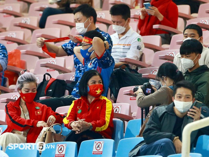 Trực tiếp Việt Nam 0-1 Nhật Bản (HT): Chúng ta thoát khỏi bàn thua sau màn check VAR căng như dây đàn!!! - Ảnh 18.