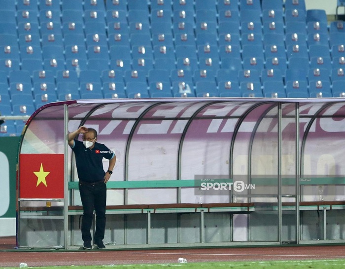 Thầy Park đơn độc, tuyển thủ Việt Nam buồn bã sau trận thua ĐT Nhật Bản - Ảnh 3.