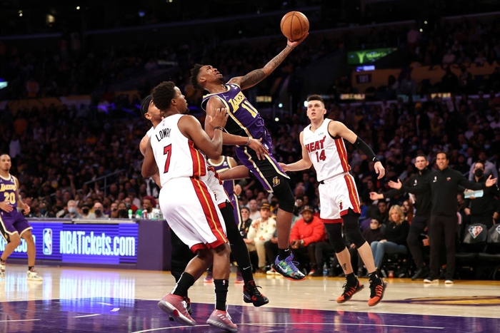 Russell Westbrook lập triple-double, Los Angeles Lakers vượt qua Miami Heat đầy kịch tính trong hiệp phụ - Ảnh 2.