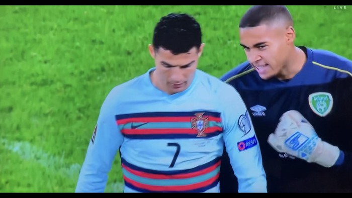 Ronaldo từ chối đổi áo với thủ môn từng khiến mình đá hỏng penalty để tặng lại cho fan nhí - Ảnh 1.