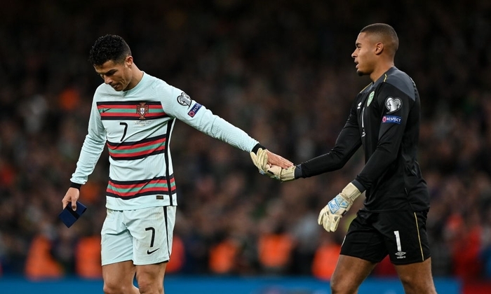 Ronaldo từ chối đổi áo với thủ môn từng khiến mình đá hỏng penalty để tặng lại cho fan nhí - Ảnh 2.